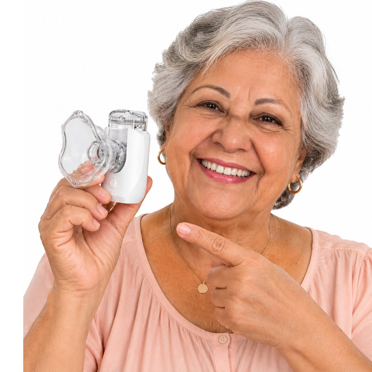 Señora feliz con su nebulizador MicroMist