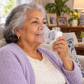 Señora usando el nebulizador MicroMist